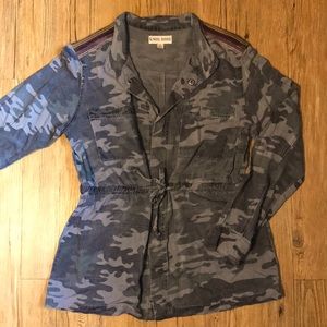 Cute Camo top w/draw tie and snaps size medium